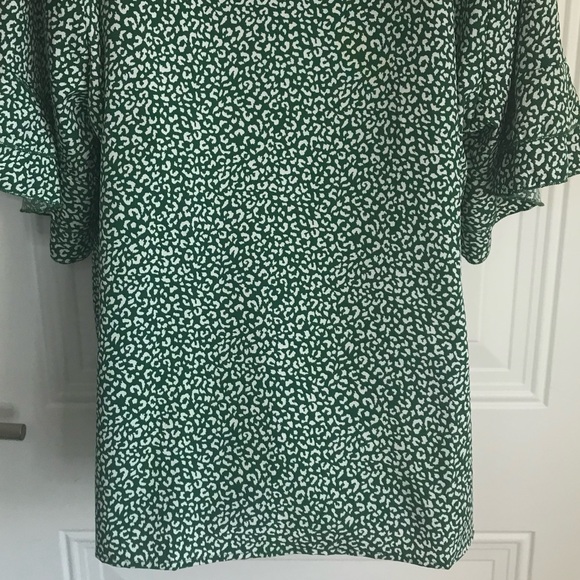 🔴 4/$15 SHEIN Women’s green floral print ruffle sleeve blouse + size 18 in EUC - Picture 10 of 13